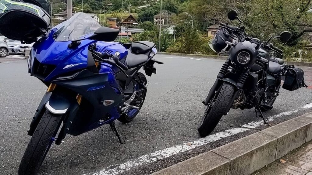 (左)YZF-R125 (右)友人のエリミネーター400SE