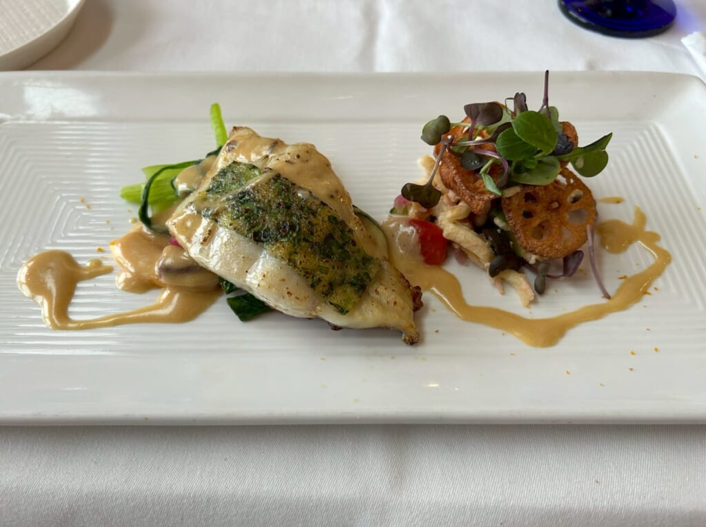 メインはスズキのグリル。隣はサラダ。