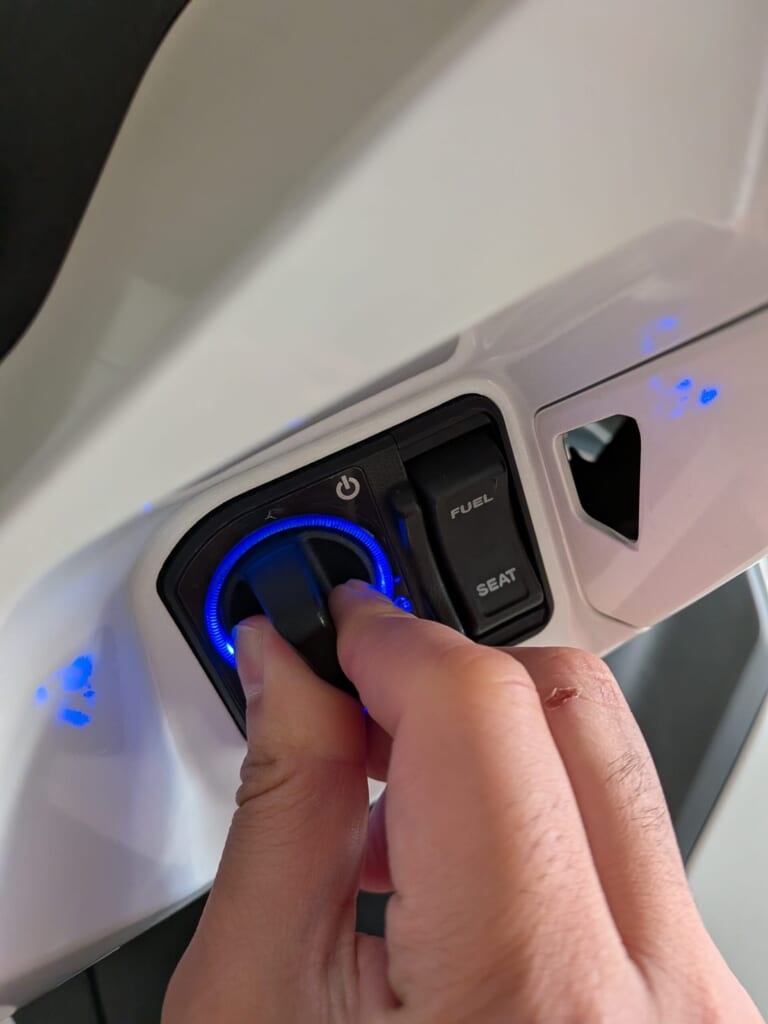 ツマミをプッシュして