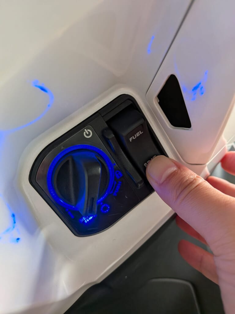 SEATボタンを押す