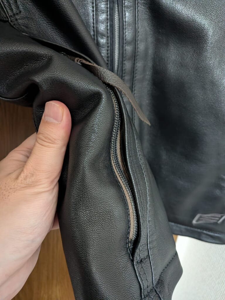 愛用のレザージャケット - ポケット横 -