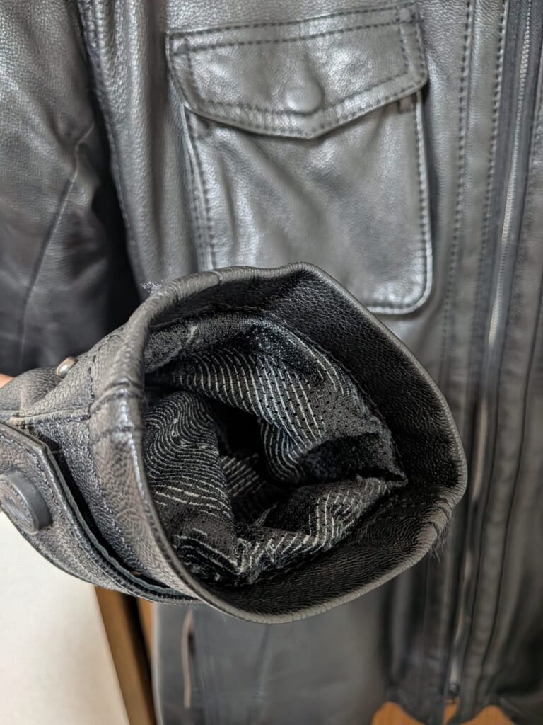 愛用のレザージャケット - 袖口 -