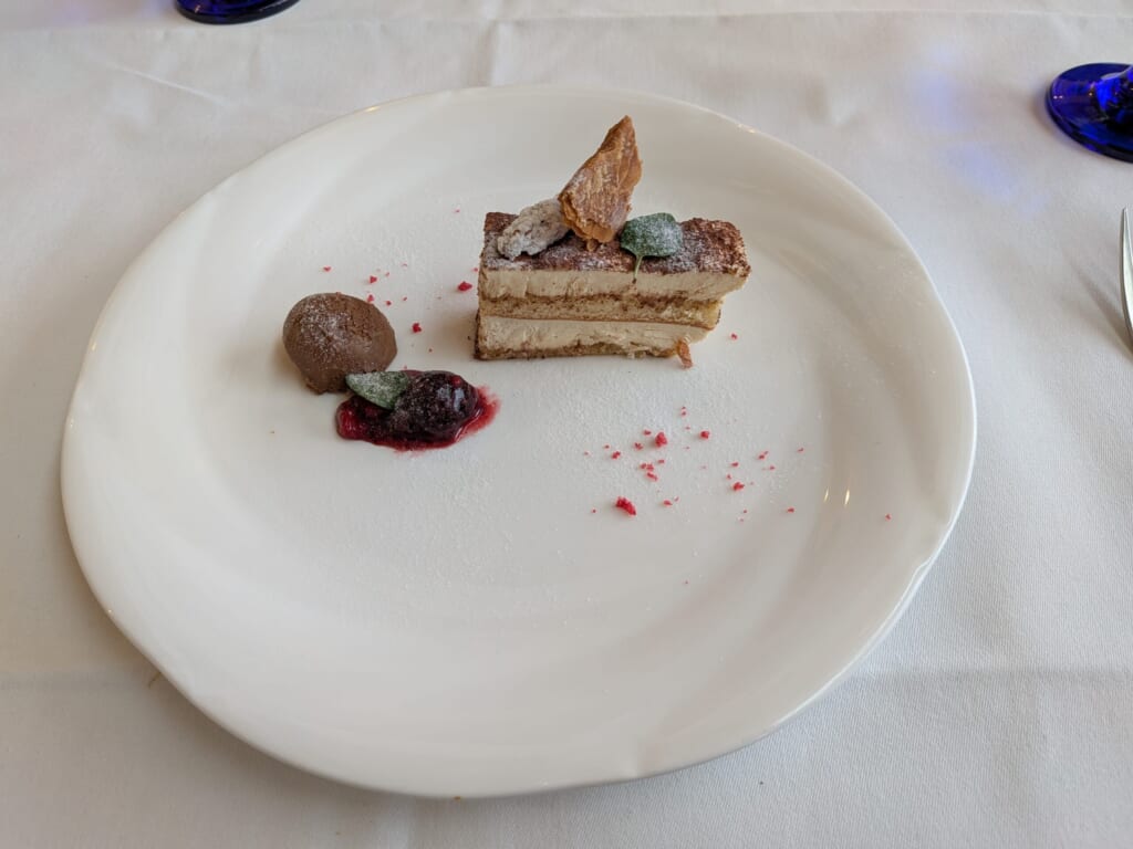 デザート（りんごのティラミスとチョコレートのジェラート）