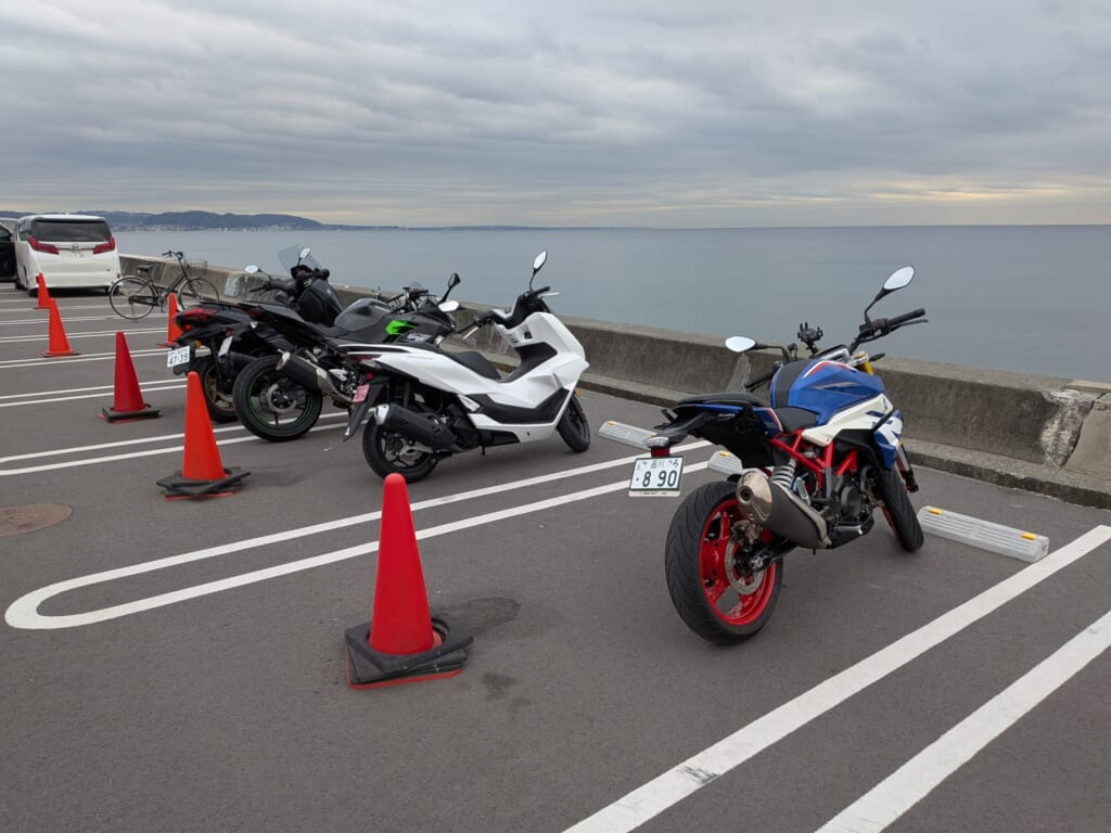 七里ヶ浜海岸とレンタルバイク