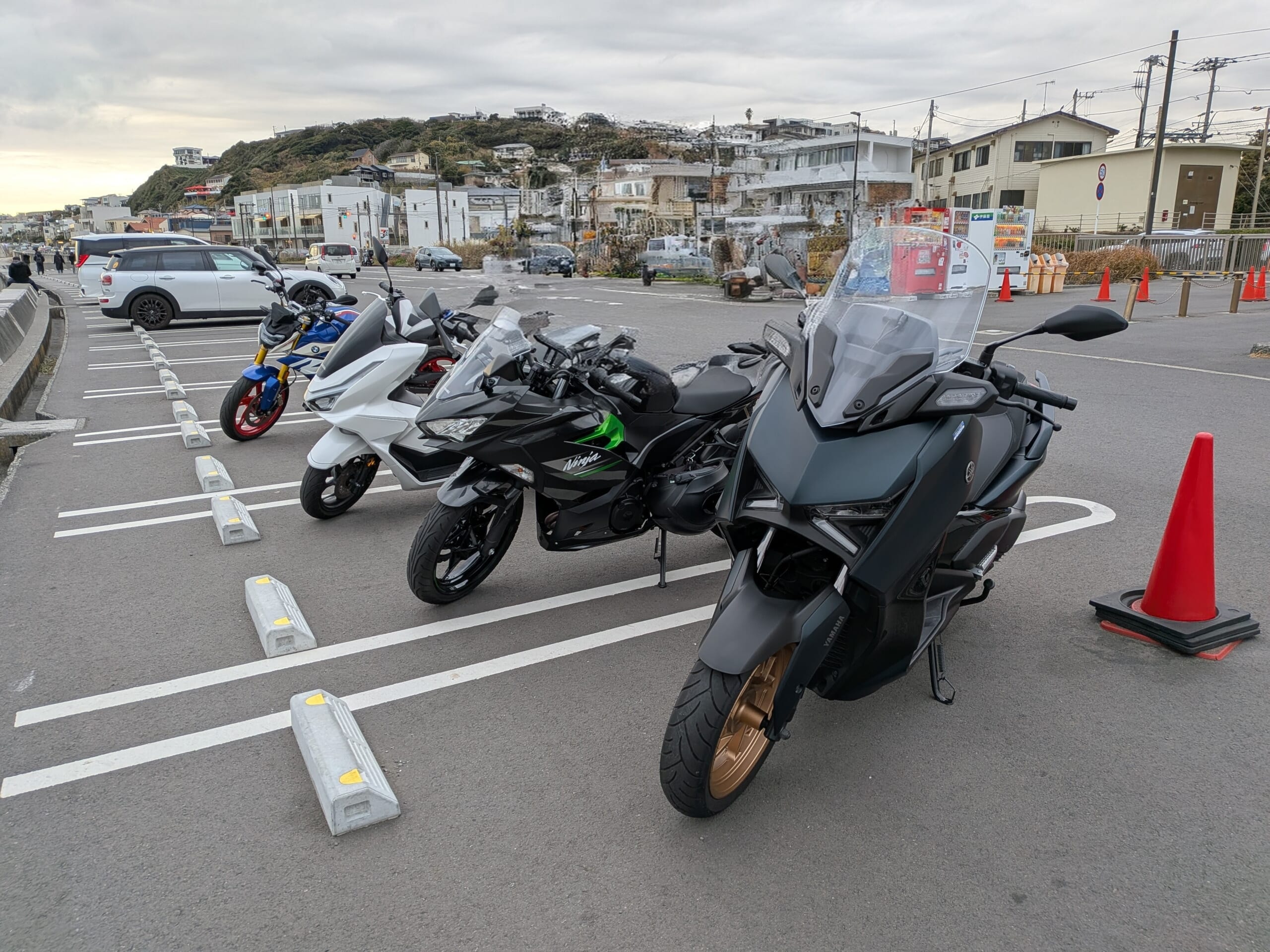 七里ヶ浜ツーリング(手前からXMAX、Ninja250、PCX125、G310R）