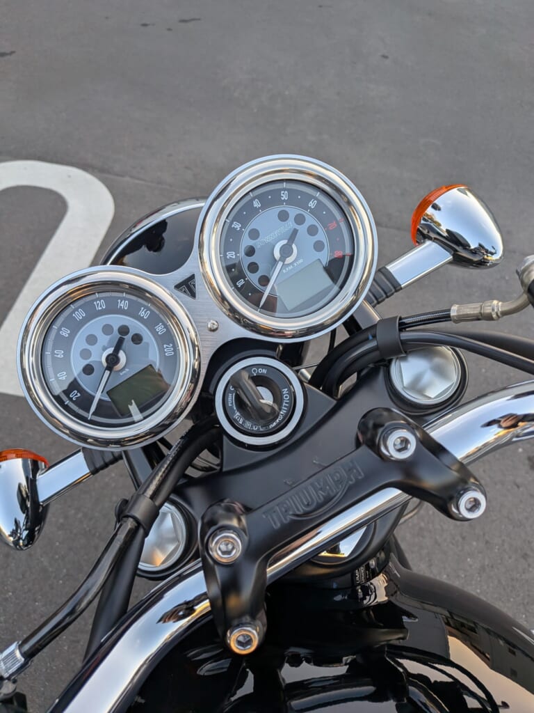 クラシカルな2眼アナログメーター