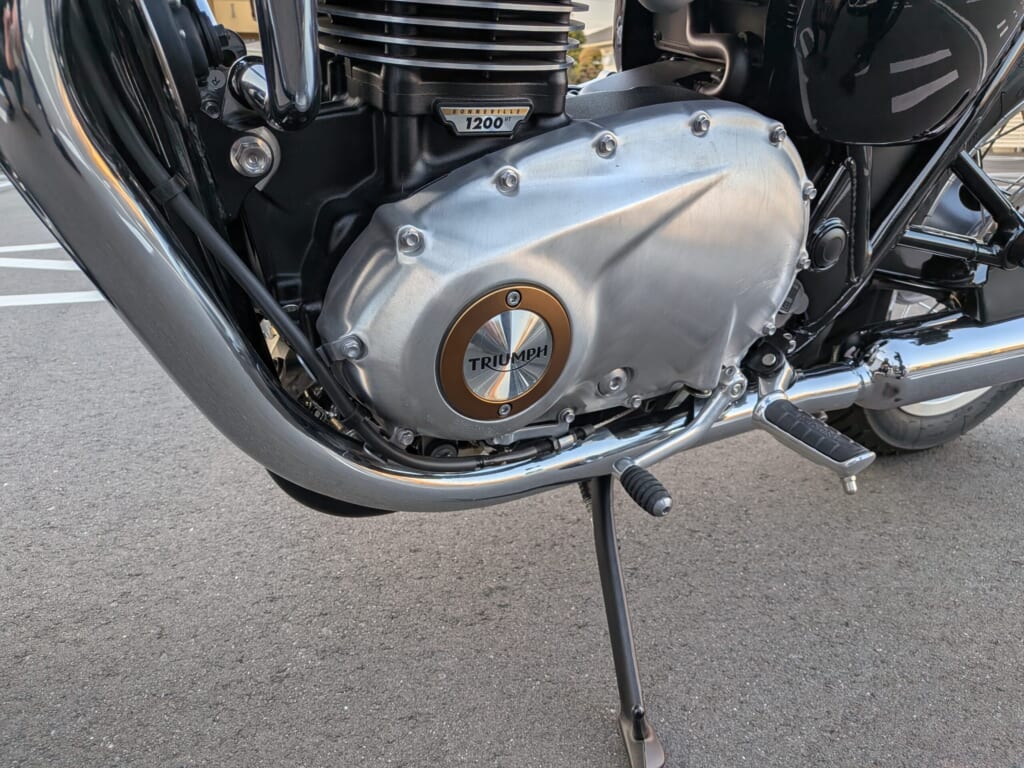 クランクケースカバーには「Triumph」のロゴが