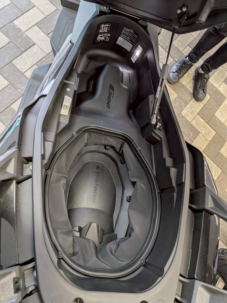 割と広めのメットイン。停車時はヘルメットを格納可能。