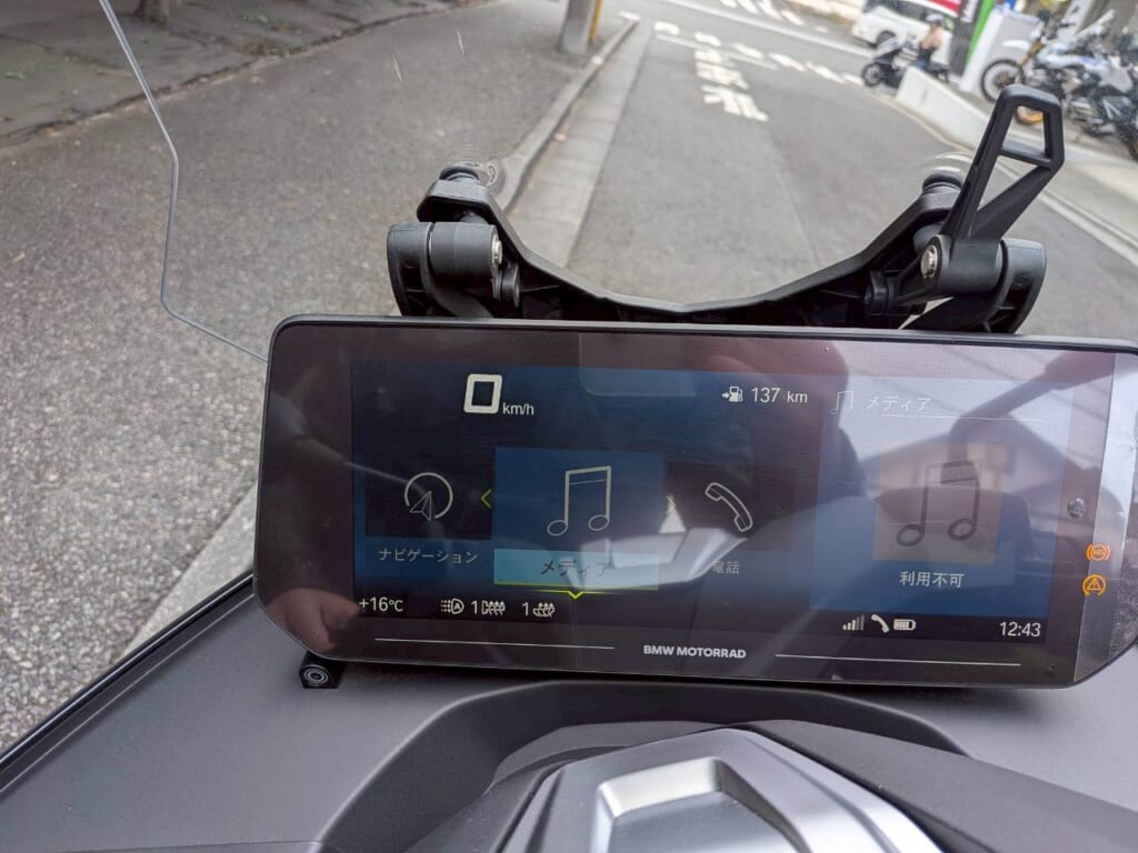 スマホと連動してメーター画面にナビの表示や音楽の再生、通話が可能