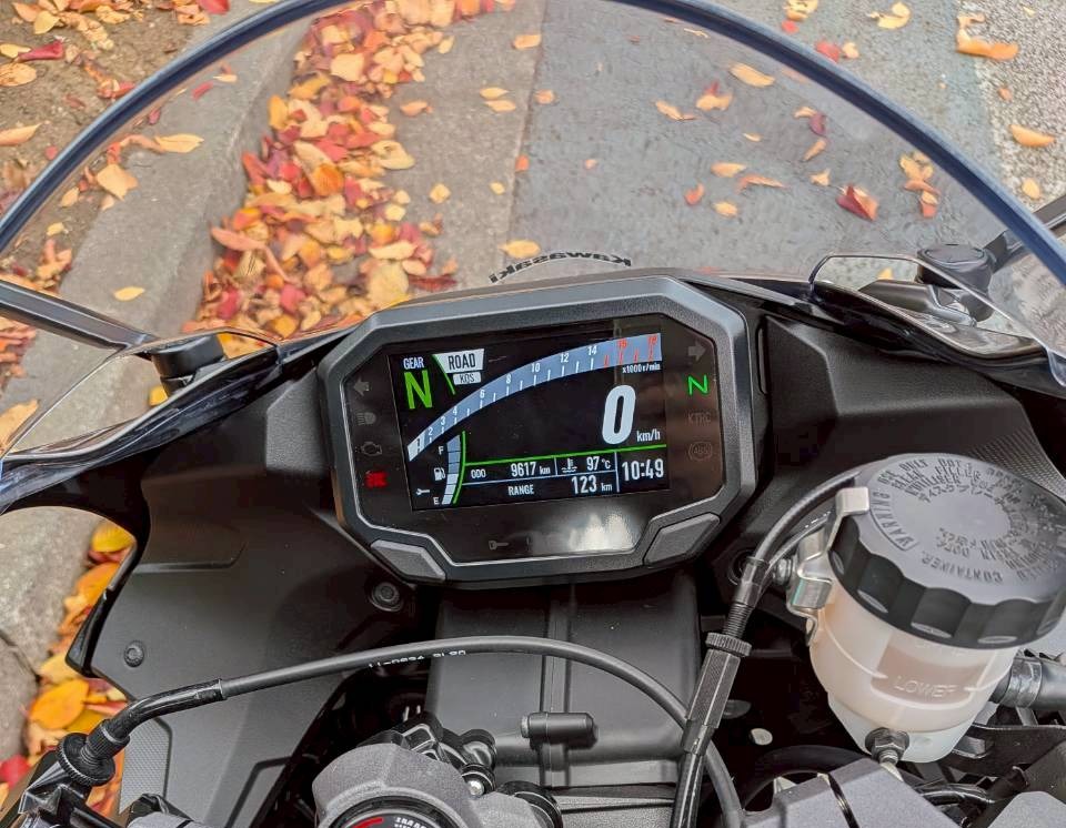 視認性の高いフルデジタルメーター